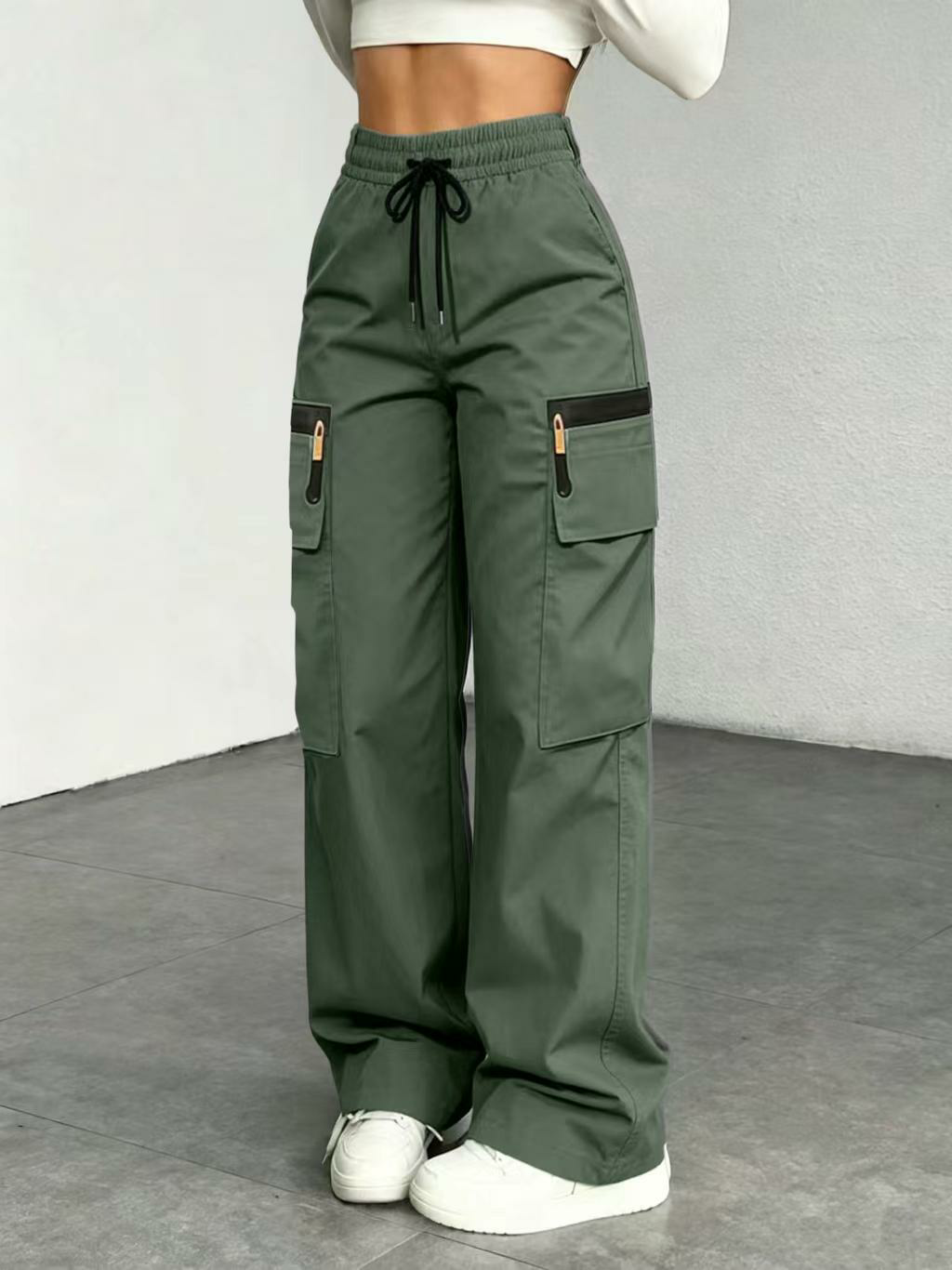 Women’s lightweight loose cargo pants with multiple pockets