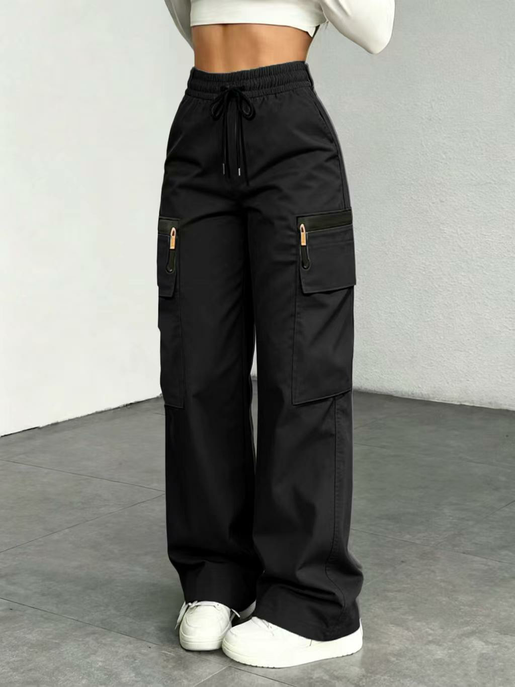 Women’s lightweight loose cargo pants with multiple pockets